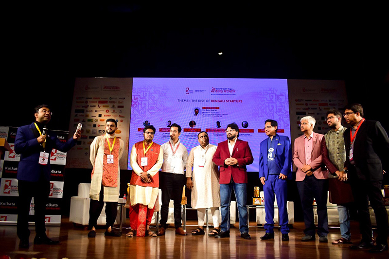 Mr. Arunava Chatterjee receiving The Best Startup Idea Award from Mr. Babul Supriyo, the Minister of IT and Tourism Department, Government of West Bengal