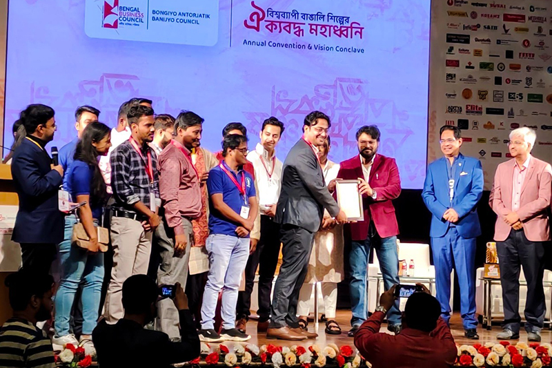 Mr. Arunava Chatterjee receiving The Best Startup Idea Award from Mr. Babul Supriyo, the Minister of IT and Tourism Department, Government of West Bengal